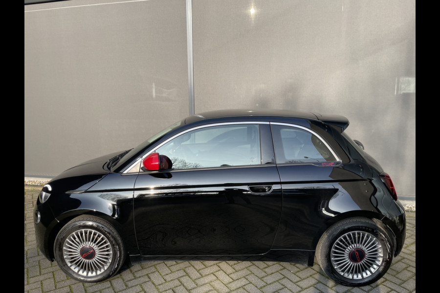 Fiat 500 RED 42 kWh Airco - Achteruitrijcamera - Apple carplay - Cruise control - Parkeersensor achter - Navigatiesysteem full map - Bluetooth - Centrale vergrendeling - Elektrische ramen voor - Keyless start -  Stuur multifunctioneel