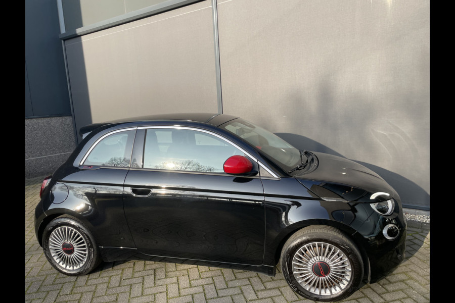 Fiat 500 RED 42 kWh Airco - Achteruitrijcamera - Apple carplay - Cruise control - Parkeersensor achter - Navigatiesysteem full map - Bluetooth - Centrale vergrendeling - Elektrische ramen voor - Keyless start -  Stuur multifunctioneel