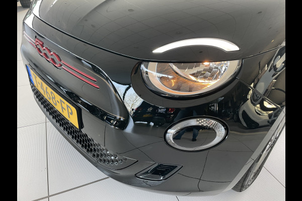 Fiat 500 RED 42 kWh Airco - Achteruitrijcamera - Apple carplay - Cruise control - Parkeersensor achter - Navigatiesysteem full map - Bluetooth - Centrale vergrendeling - Elektrische ramen voor - Keyless start -  Stuur multifunctioneel