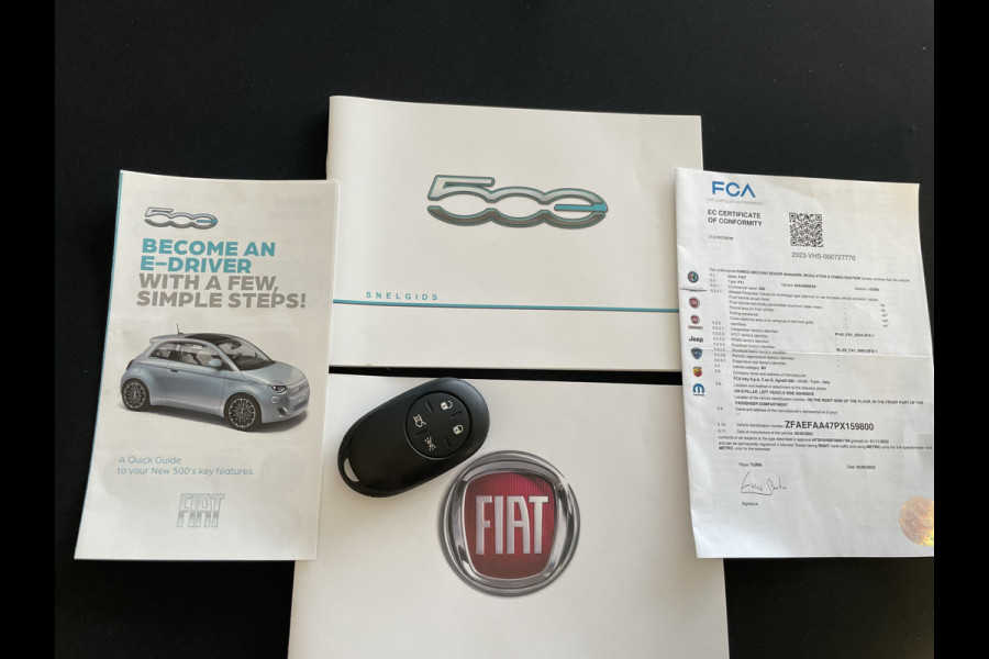 Fiat 500 RED 42 kWh Airco - Achteruitrijcamera - Apple carplay - Cruise control - Parkeersensor achter - Navigatiesysteem full map - Bluetooth - Centrale vergrendeling - Elektrische ramen voor - Keyless start -  Stuur multifunctioneel