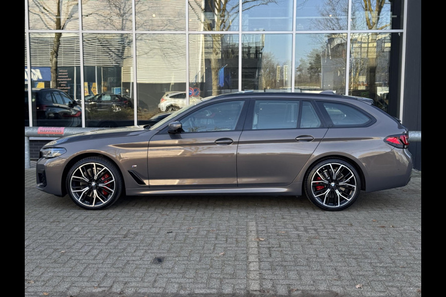 BMW 5 Serie Touring 530i xDrive High Executive M Sport Pakket Automaat / Live Cockpit Professional / Panoramadak / Trekhaak / Integrale Actieve Besturing / Stoelventilatie / Driving Assistant Professional / Laserlight / Bowers & Wilkins / M Sportremsysteem / Soft Close