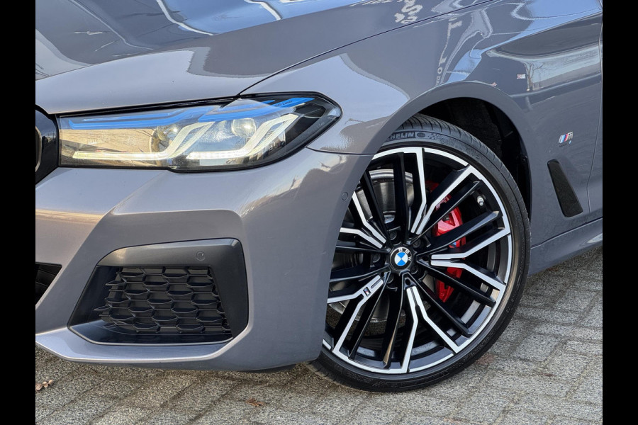 BMW 5 Serie Touring 530i xDrive High Executive M Sport Pakket Automaat / Live Cockpit Professional / Panoramadak / Trekhaak / Integrale Actieve Besturing / Stoelventilatie / Driving Assistant Professional / Laserlight / Bowers & Wilkins / M Sportremsysteem / Soft Close