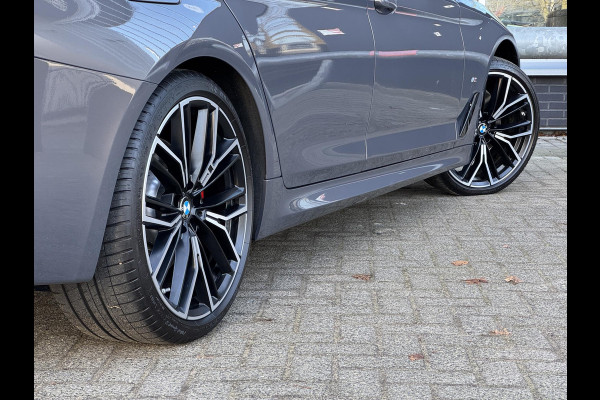 BMW 5 Serie Touring 530i xDrive High Executive M Sport Pakket Automaat / Live Cockpit Professional / Panoramadak / Trekhaak / Integrale Actieve Besturing / Stoelventilatie / Driving Assistant Professional / Laserlight / Bowers & Wilkins / M Sportremsysteem / Soft Close