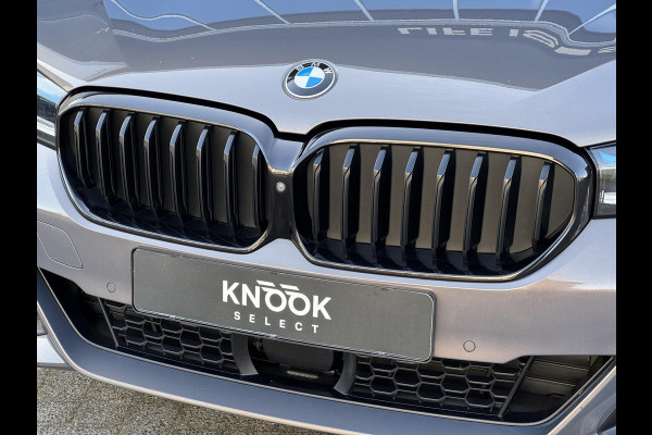 BMW 5 Serie Touring 530i xDrive High Executive M Sport Pakket Automaat / Live Cockpit Professional / Panoramadak / Trekhaak / Integrale Actieve Besturing / Stoelventilatie / Driving Assistant Professional / Laserlight / Bowers & Wilkins / M Sportremsysteem / Soft Close