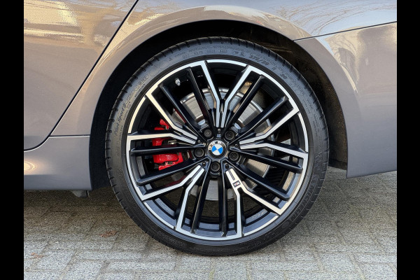 BMW 5 Serie Touring 530i xDrive High Executive M Sport Pakket Automaat / Live Cockpit Professional / Panoramadak / Trekhaak / Integrale Actieve Besturing / Stoelventilatie / Driving Assistant Professional / Laserlight / Bowers & Wilkins / M Sportremsysteem / Soft Close