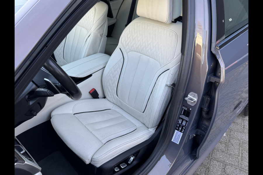 BMW 5 Serie Touring 530i xDrive High Executive M Sport Pakket Automaat / Live Cockpit Professional / Panoramadak / Trekhaak / Integrale Actieve Besturing / Stoelventilatie / Driving Assistant Professional / Laserlight / Bowers & Wilkins / M Sportremsysteem / Soft Close