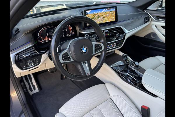 BMW 5 Serie Touring 530i xDrive High Executive M Sport Pakket Automaat / Live Cockpit Professional / Panoramadak / Trekhaak / Integrale Actieve Besturing / Stoelventilatie / Driving Assistant Professional / Laserlight / Bowers & Wilkins / M Sportremsysteem / Soft Close