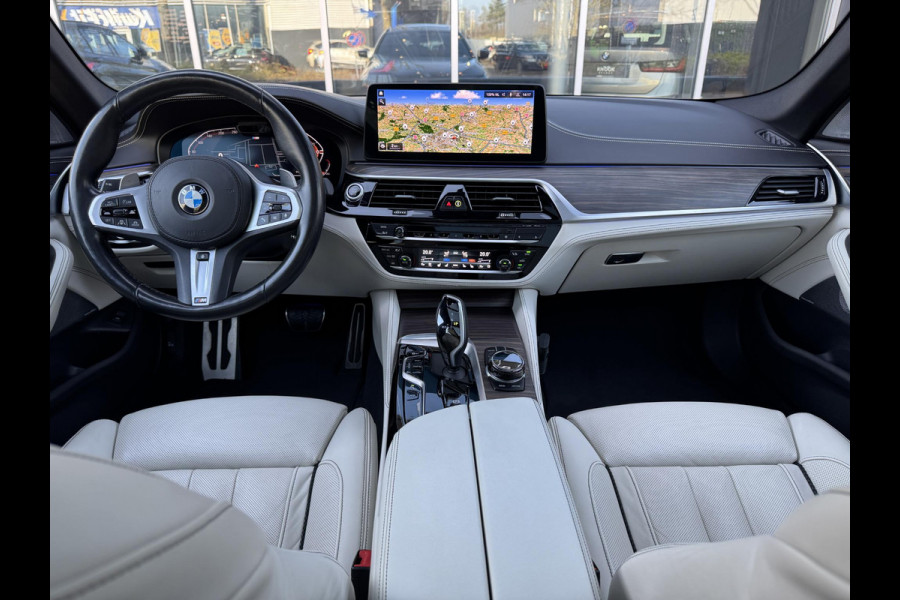 BMW 5 Serie Touring 530i xDrive High Executive M Sport Pakket Automaat / Live Cockpit Professional / Panoramadak / Trekhaak / Integrale Actieve Besturing / Stoelventilatie / Driving Assistant Professional / Laserlight / Bowers & Wilkins / M Sportremsysteem / Soft Close