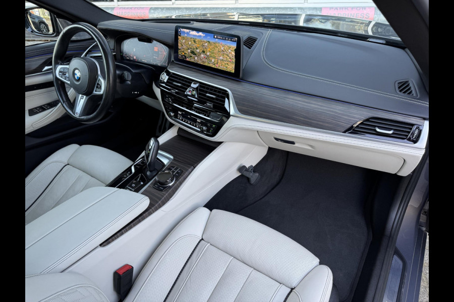 BMW 5 Serie Touring 530i xDrive High Executive M Sport Pakket Automaat / Live Cockpit Professional / Panoramadak / Trekhaak / Integrale Actieve Besturing / Stoelventilatie / Driving Assistant Professional / Laserlight / Bowers & Wilkins / M Sportremsysteem / Soft Close
