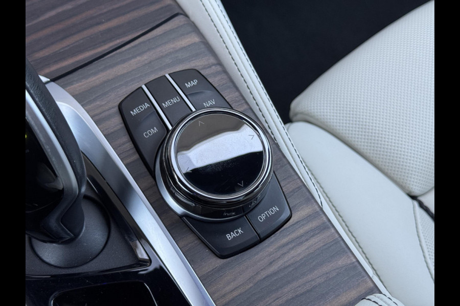 BMW 5 Serie Touring 530i xDrive High Executive M Sport Pakket Automaat / Live Cockpit Professional / Panoramadak / Trekhaak / Integrale Actieve Besturing / Stoelventilatie / Driving Assistant Professional / Laserlight / Bowers & Wilkins / M Sportremsysteem / Soft Close