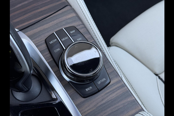 BMW 5 Serie Touring 530i xDrive High Executive M Sport Pakket Automaat / Live Cockpit Professional / Panoramadak / Trekhaak / Integrale Actieve Besturing / Stoelventilatie / Driving Assistant Professional / Laserlight / Bowers & Wilkins / M Sportremsysteem / Soft Close