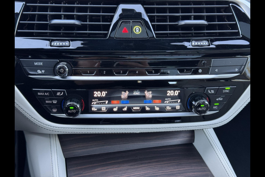 BMW 5 Serie Touring 530i xDrive High Executive M Sport Pakket Automaat / Live Cockpit Professional / Panoramadak / Trekhaak / Integrale Actieve Besturing / Stoelventilatie / Driving Assistant Professional / Laserlight / Bowers & Wilkins / M Sportremsysteem / Soft Close