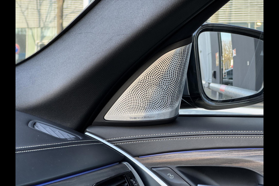 BMW 5 Serie Touring 530i xDrive High Executive M Sport Pakket Automaat / Live Cockpit Professional / Panoramadak / Trekhaak / Integrale Actieve Besturing / Stoelventilatie / Driving Assistant Professional / Laserlight / Bowers & Wilkins / M Sportremsysteem / Soft Close