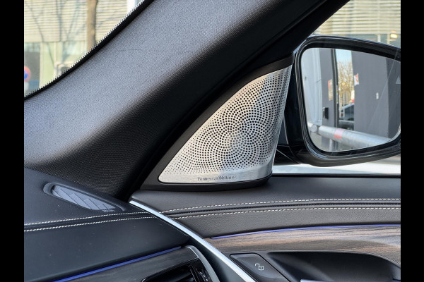 BMW 5 Serie Touring 530i xDrive High Executive M Sport Pakket Automaat / Live Cockpit Professional / Panoramadak / Trekhaak / Integrale Actieve Besturing / Stoelventilatie / Driving Assistant Professional / Laserlight / Bowers & Wilkins / M Sportremsysteem / Soft Close