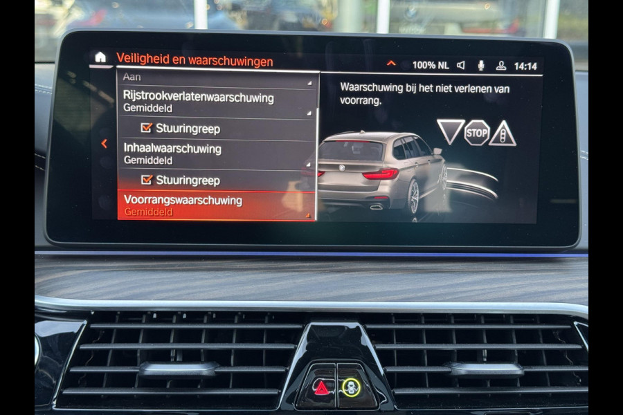 BMW 5 Serie Touring 530i xDrive High Executive M Sport Pakket Automaat / Live Cockpit Professional / Panoramadak / Trekhaak / Integrale Actieve Besturing / Stoelventilatie / Driving Assistant Professional / Laserlight / Bowers & Wilkins / M Sportremsysteem / Soft Close