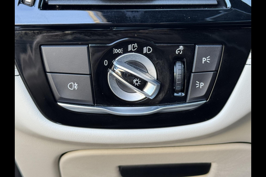 BMW 5 Serie Touring 530i xDrive High Executive M Sport Pakket Automaat / Live Cockpit Professional / Panoramadak / Trekhaak / Integrale Actieve Besturing / Stoelventilatie / Driving Assistant Professional / Laserlight / Bowers & Wilkins / M Sportremsysteem / Soft Close