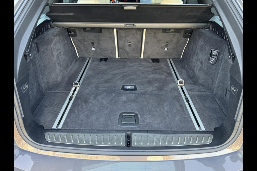 BMW 5 Serie Touring 530i xDrive High Executive M Sport Pakket Automaat / Live Cockpit Professional / Panoramadak / Trekhaak / Integrale Actieve Besturing / Stoelventilatie / Driving Assistant Professional / Laserlight / Bowers & Wilkins / M Sportremsysteem / Soft Close