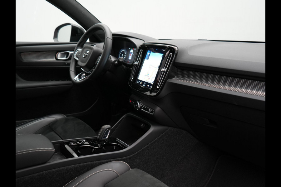 Volvo XC40 T5 Recharge R-Design Plug In Hybrid 263pk Dealer O.H PHEV | Panodak | 360 Camera | Adaptive Cruise | Harman & Kardon | Alcantara Sportstoelen Memory & Verwarmd | Keyless | Pilot Assist | Apple Carplay | Navigatie | Virtual | DAB |