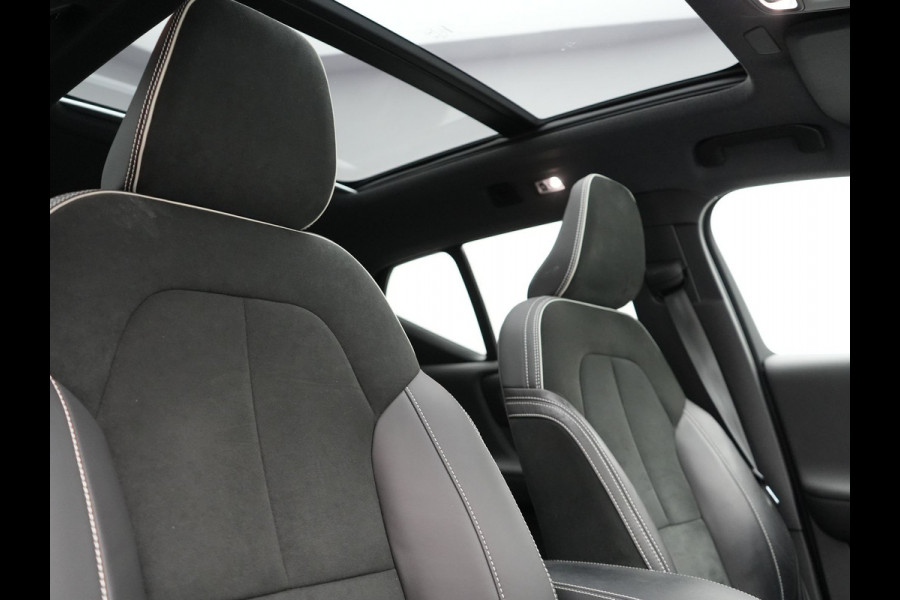 Volvo XC40 T5 Recharge R-Design Plug In Hybrid 263pk Dealer O.H PHEV | Panodak | 360 Camera | Adaptive Cruise | Harman & Kardon | Alcantara Sportstoelen Memory & Verwarmd | Keyless | Pilot Assist | Apple Carplay | Navigatie | Virtual | DAB |