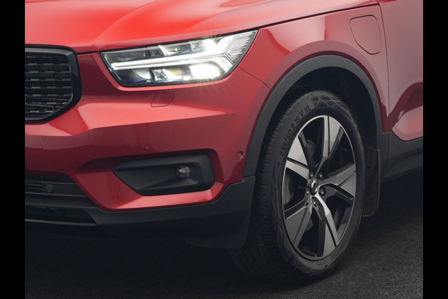 Volvo XC40 T5 Recharge R-Design Plug In Hybrid 263pk Dealer O.H PHEV | Panodak | 360 Camera | Adaptive Cruise | Harman & Kardon | Alcantara Sportstoelen Memory & Verwarmd | Keyless | Pilot Assist | Apple Carplay | Navigatie | Virtual | DAB |