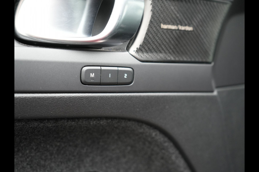 Volvo XC40 T5 Recharge R-Design Plug In Hybrid 263pk Dealer O.H PHEV | Panodak | 360 Camera | Adaptive Cruise | Harman & Kardon | Alcantara Sportstoelen Memory & Verwarmd | Keyless | Pilot Assist | Apple Carplay | Navigatie | Virtual | DAB |