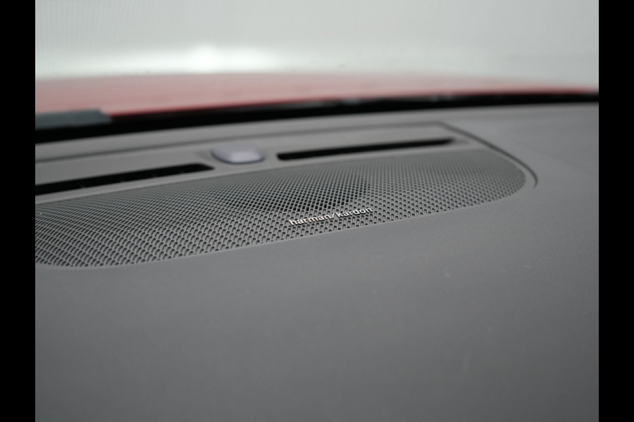 Volvo XC40 T5 Recharge R-Design Plug In Hybrid 263pk Dealer O.H PHEV | Panodak | 360 Camera | Adaptive Cruise | Harman & Kardon | Alcantara Sportstoelen Memory & Verwarmd | Keyless | Pilot Assist | Apple Carplay | Navigatie | Virtual | DAB |