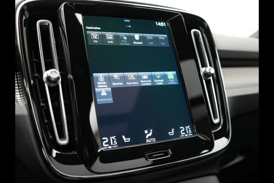 Volvo XC40 T5 Recharge R-Design Plug In Hybrid 263pk Dealer O.H PHEV | Panodak | 360 Camera | Adaptive Cruise | Harman & Kardon | Alcantara Sportstoelen Memory & Verwarmd | Keyless | Pilot Assist | Apple Carplay | Navigatie | Virtual | DAB |