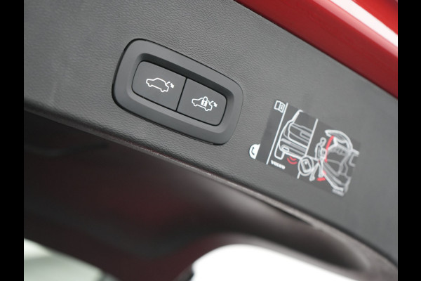 Volvo XC40 T5 Recharge R-Design Plug In Hybrid 263pk Dealer O.H PHEV | Panodak | 360 Camera | Adaptive Cruise | Harman & Kardon | Alcantara Sportstoelen Memory & Verwarmd | Keyless | Pilot Assist | Apple Carplay | Navigatie | Virtual | DAB |