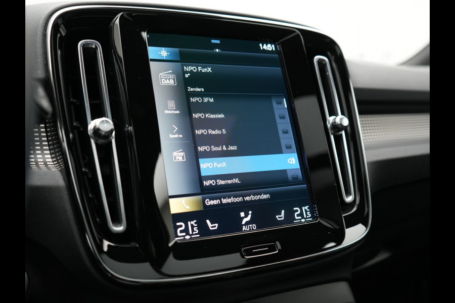 Volvo XC40 T5 Recharge R-Design Plug In Hybrid 263pk Dealer O.H PHEV | Panodak | 360 Camera | Adaptive Cruise | Harman & Kardon | Alcantara Sportstoelen Memory & Verwarmd | Keyless | Pilot Assist | Apple Carplay | Navigatie | Virtual | DAB |