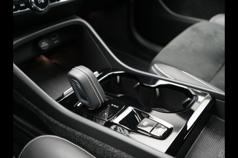 Volvo XC40 T5 Recharge R-Design Plug In Hybrid 263pk Dealer O.H PHEV | Panodak | 360 Camera | Adaptive Cruise | Harman & Kardon | Alcantara Sportstoelen Memory & Verwarmd | Keyless | Pilot Assist | Apple Carplay | Navigatie | Virtual | DAB |