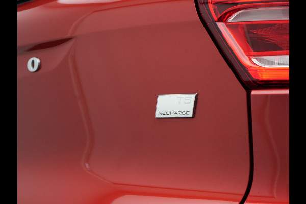 Volvo XC40 T5 Recharge R-Design Plug In Hybrid 263pk Dealer O.H PHEV | Panodak | 360 Camera | Adaptive Cruise | Harman & Kardon | Alcantara Sportstoelen Memory & Verwarmd | Keyless | Pilot Assist | Apple Carplay | Navigatie | Virtual | DAB |