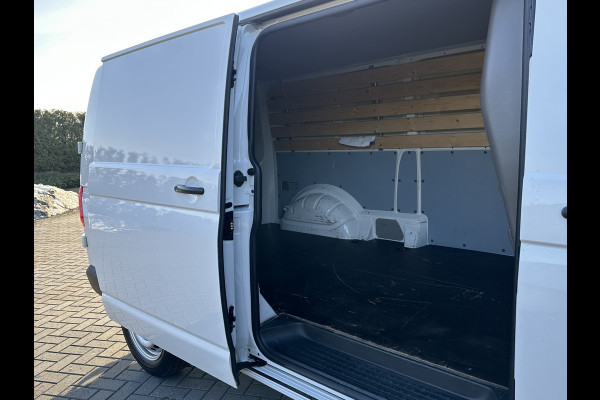 Volkswagen Transporter 2.0 TDI 102 PK / L2H1 / UNIEK 29.774 KM !! / 1e EIGENAAR / TREKHAAK / AIRCO / 3 ZITS