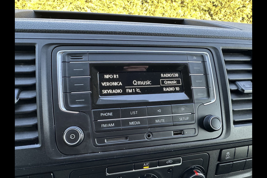 Volkswagen Transporter 2.0 TDI 102 PK / L2H1 / UNIEK 29.774 KM !! / 1e EIGENAAR / TREKHAAK / AIRCO / 3 ZITS