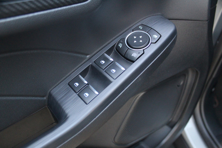 Ford Kuga 2.5-243pk PHEV ST-Line X. Van €. 54.937,- voor €. 43.735,- Trekgewicht van 2.100kg ! Elektr. panodak., elektr. trekhaak, stoel-, stuur- en voorraamverw., 360gr. Camera, HUD, AppleCarplay/Androidauto, Elektr. verstelb. comfortstoelen, LED verl.