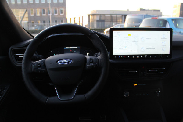 Ford Kuga 2.5-243pk PHEV ST-Line X. Van €. 54.937,- voor €. 43.735,- Trekgewicht van 2.100kg ! Elektr. panodak., elektr. trekhaak, stoel-, stuur- en voorraamverw., 360gr. Camera, HUD, AppleCarplay/Androidauto, Elektr. verstelb. comfortstoelen, LED verl.