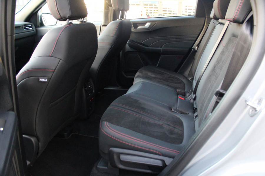 Ford Kuga 2.5-243pk PHEV ST-Line X. Van €. 54.937,- voor €. 43.735,- Trekgewicht van 2.100kg ! Elektr. panodak., elektr. trekhaak, stoel-, stuur- en voorraamverw., 360gr. Camera, HUD, AppleCarplay/Androidauto, Elektr. verstelb. comfortstoelen, LED verl.