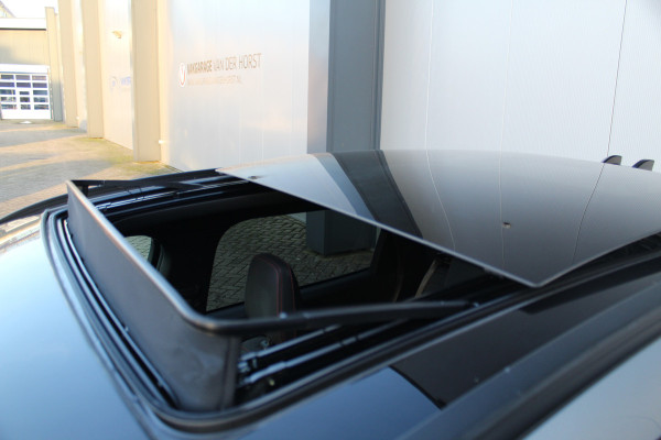 Ford Kuga 2.5-243pk PHEV ST-Line X. Van €. 54.937,- voor €. 43.735,- Trekgewicht van 2.100kg ! Elektr. panodak., elektr. trekhaak, stoel-, stuur- en voorraamverw., 360gr. Camera, HUD, AppleCarplay/Androidauto, Elektr. verstelb. comfortstoelen, LED verl.