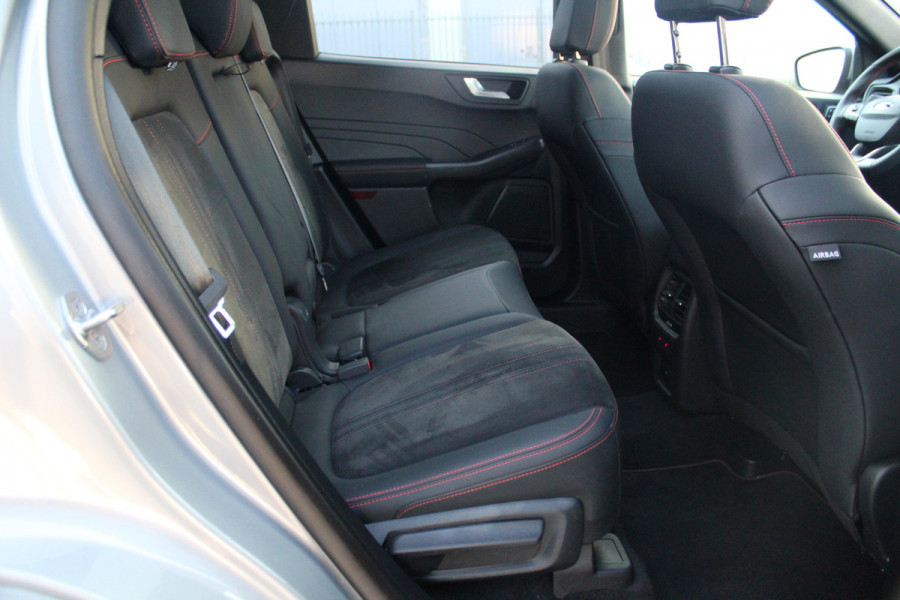 Ford Kuga 2.5-243pk PHEV ST-Line X. Van €. 54.937,- voor €. 43.735,- Trekgewicht van 2.100kg ! Elektr. panodak., elektr. trekhaak, stoel-, stuur- en voorraamverw., 360gr. Camera, HUD, AppleCarplay/Androidauto, Elektr. verstelb. comfortstoelen, LED verl.