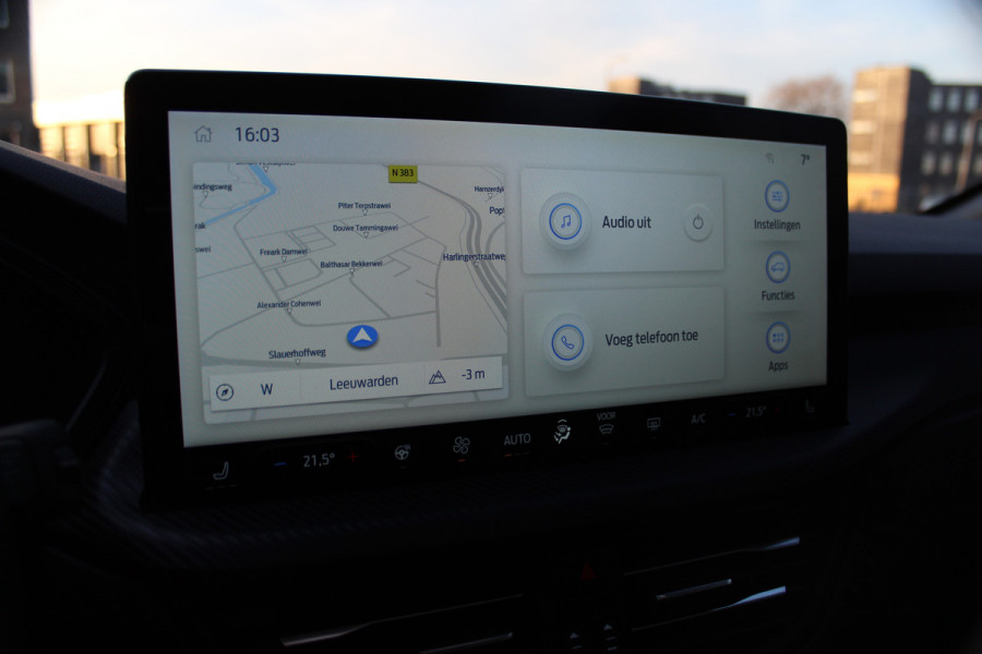 Ford Kuga 2.5-243pk PHEV ST-Line X. Van €. 54.937,- voor €. 43.735,- Trekgewicht van 2.100kg ! Elektr. panodak., elektr. trekhaak, stoel-, stuur- en voorraamverw., 360gr. Camera, HUD, AppleCarplay/Androidauto, Elektr. verstelb. comfortstoelen, LED verl.