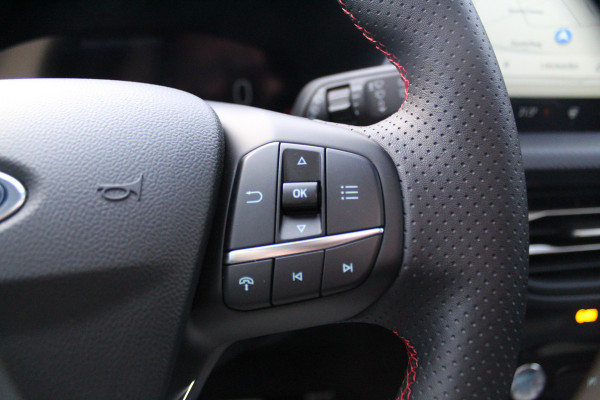 Ford Kuga 2.5-243pk PHEV ST-Line X. Van €. 54.937,- voor €. 43.735,- Trekgewicht van 2.100kg ! Elektr. panodak., elektr. trekhaak, stoel-, stuur- en voorraamverw., 360gr. Camera, HUD, AppleCarplay/Androidauto, Elektr. verstelb. comfortstoelen, LED verl.