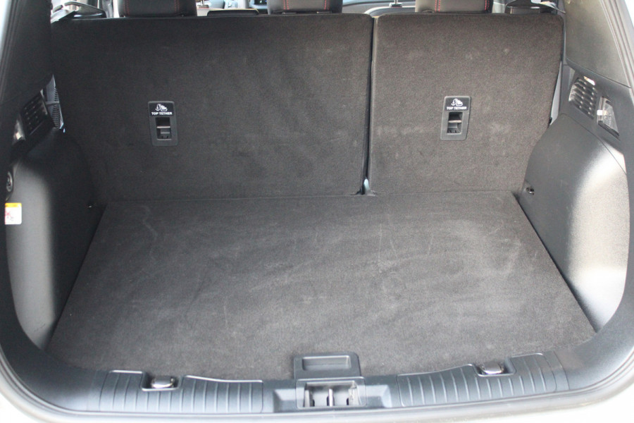 Ford Kuga 2.5-243pk PHEV ST-Line X. Van €. 54.937,- voor €. 43.735,- Trekgewicht van 2.100kg ! Elektr. panodak., elektr. trekhaak, stoel-, stuur- en voorraamverw., 360gr. Camera, HUD, AppleCarplay/Androidauto, Elektr. verstelb. comfortstoelen, LED verl.