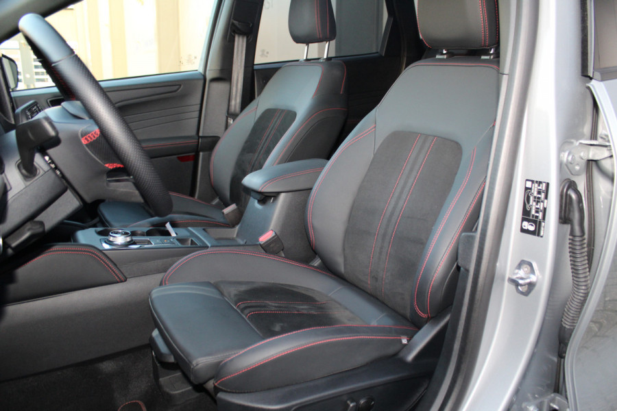 Ford Kuga 2.5-243pk PHEV ST-Line X. Van €. 54.937,- voor €. 43.735,- Trekgewicht van 2.100kg ! Elektr. panodak., elektr. trekhaak, stoel-, stuur- en voorraamverw., 360gr. Camera, HUD, AppleCarplay/Androidauto, Elektr. verstelb. comfortstoelen, LED verl.