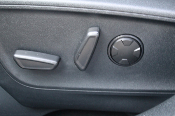 Ford Kuga 2.5-243pk PHEV ST-Line X. Van €. 54.937,- voor €. 43.735,- Trekgewicht van 2.100kg ! Elektr. panodak., elektr. trekhaak, stoel-, stuur- en voorraamverw., 360gr. Camera, HUD, AppleCarplay/Androidauto, Elektr. verstelb. comfortstoelen, LED verl.