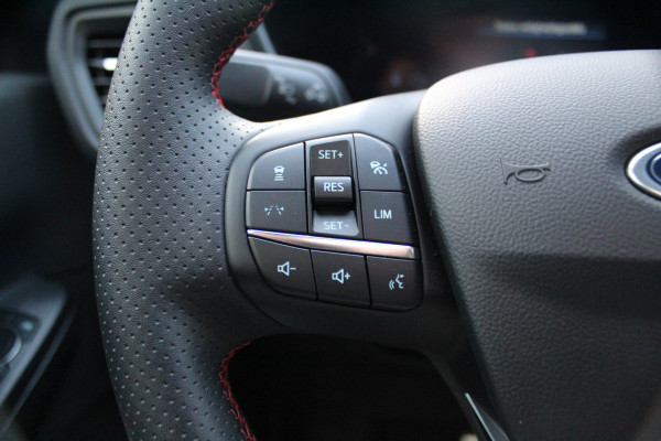 Ford Kuga 2.5-243pk PHEV ST-Line X. Van €. 54.937,- voor €. 43.735,- Trekgewicht van 2.100kg ! Elektr. panodak., elektr. trekhaak, stoel-, stuur- en voorraamverw., 360gr. Camera, HUD, AppleCarplay/Androidauto, Elektr. verstelb. comfortstoelen, LED verl.