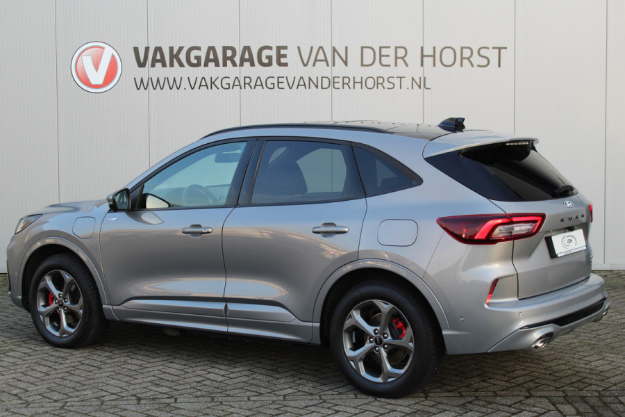 Ford Kuga 2.5-243pk PHEV ST-Line X. Van €. 54.937,- voor €. 43.735,- Trekgewicht van 2.100kg ! Elektr. panodak., elektr. trekhaak, stoel-, stuur- en voorraamverw., 360gr. Camera, HUD, AppleCarplay/Androidauto, Elektr. verstelb. comfortstoelen, LED verl.