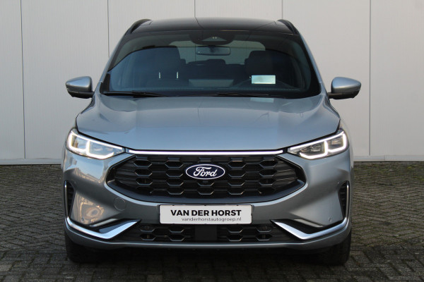 Ford Kuga 2.5-243pk PHEV ST-Line X. Van €. 54.937,- voor €. 43.735,- Trekgewicht van 2.100kg ! Elektr. panodak., elektr. trekhaak, stoel-, stuur- en voorraamverw., 360gr. Camera, HUD, AppleCarplay/Androidauto, Elektr. verstelb. comfortstoelen, LED verl.