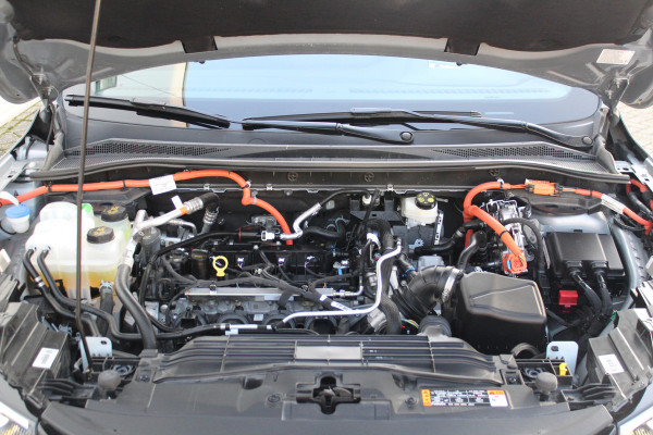 Ford Kuga 2.5-243pk PHEV ST-Line X. Van €. 54.937,- voor €. 43.735,- Trekgewicht van 2.100kg ! Elektr. panodak., elektr. trekhaak, stoel-, stuur- en voorraamverw., 360gr. Camera, HUD, AppleCarplay/Androidauto, Elektr. verstelb. comfortstoelen, LED verl.