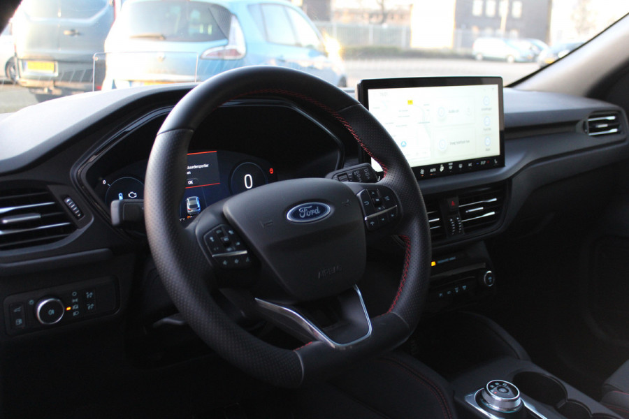 Ford Kuga 2.5-243pk PHEV ST-Line X. Van €. 54.937,- voor €. 43.735,- Trekgewicht van 2.100kg ! Elektr. panodak., elektr. trekhaak, stoel-, stuur- en voorraamverw., 360gr. Camera, HUD, AppleCarplay/Androidauto, Elektr. verstelb. comfortstoelen, LED verl.