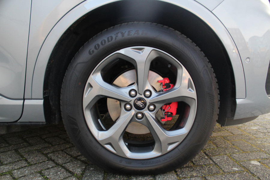 Ford Kuga 2.5-243pk PHEV ST-Line X. Van €. 54.937,- voor €. 43.735,- Trekgewicht van 2.100kg ! Elektr. panodak., elektr. trekhaak, stoel-, stuur- en voorraamverw., 360gr. Camera, HUD, AppleCarplay/Androidauto, Elektr. verstelb. comfortstoelen, LED verl.