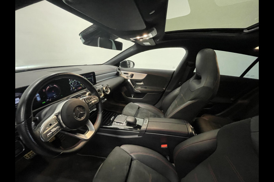 Mercedes-Benz CLA-Klasse Shooting Brake 250 e Business Solution AMG Limited Panoramadak Navigatie Apple Carplay/Android Auto Camera Parkeersensoren Elektrische achterklep Elektrische stoelen en verwarmd Virtual Cockpit Climate Control